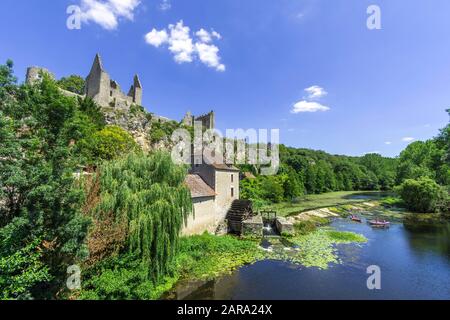 Blick auf die Burgruine und den Fluss Anglin mit einer alten Mühle, Angles-sur-l'Anglin, Departement Vienne, Frankreich Stockfoto