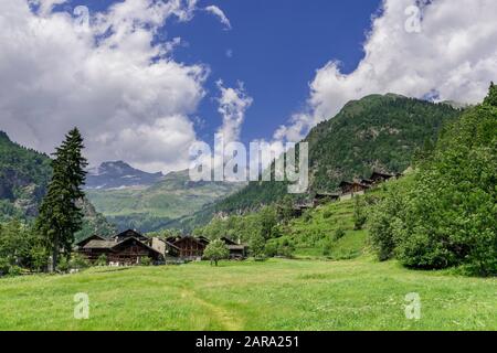 Alte Walser Häuser in Pedemonte, Alagna Valsesia, Provinz Vercelli, Piemont, Italien Stockfoto