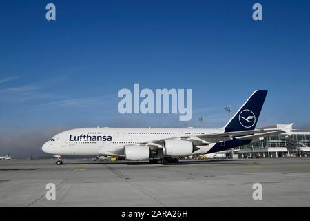 Lufthansa Airbus, A380-800 vor Satellit, Terminal 2, New Livery, Flughafen München, Oberbayern, Bayern, Deutschland Stockfoto