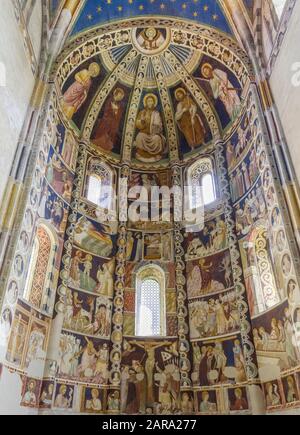 Chor mit romanischem Freskengemälde aus dem 14. Jahrhundert, Basilika di Sant Abbondio, Como, Provinz Como, Italien Stockfoto