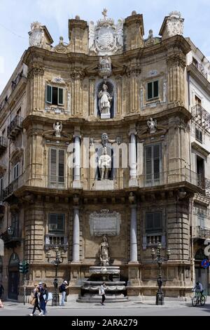 Historisches Gebäude mit Barockarchitektur, Piazza Quattro Canti, Palermo, Sizilien, Italien Stockfoto