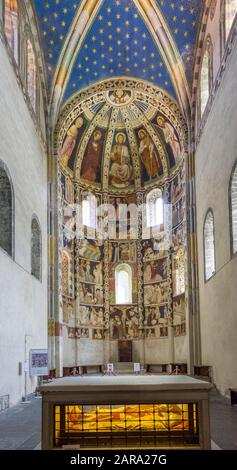 Chor mit romanischem Freskengemälde aus dem 14. Jahrhundert, vor Reliquie des heiligen Abbondio, der Basilika di Sant Abbondio, Como, Provinz Como, Italien Stockfoto