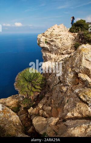 Weibliche Touristen fotografieren Blick von Mirador Es Colomer, Mentor-Halbinsel, Mallorca, Balearen, Spanien Stockfoto