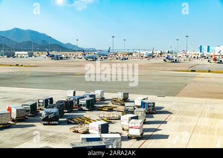 Lantau, Hongkong - 16. November 2019: Blick Auf den Flughafen auf der Landebahn Stockfoto