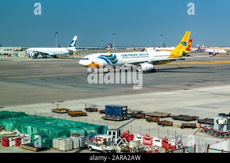 Lantau, Hongkong - 16. November 2019: Blick Auf den Flughafen auf der Landebahn Stockfoto