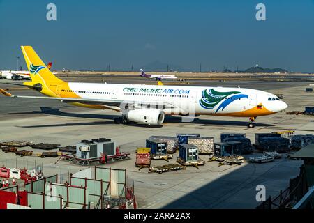 Lantau, Hongkong - 16. November 2019: Blick Auf den Flughafen auf der Landebahn Stockfoto