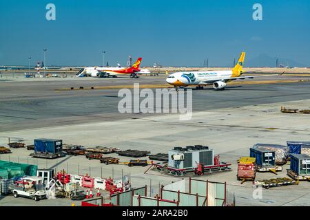 Lantau, Hongkong - 16. November 2019: Blick Auf den Flughafen auf der Landebahn Stockfoto