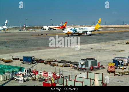 Lantau, Hongkong - 16. November 2019: Blick Auf den Flughafen auf der Landebahn Stockfoto