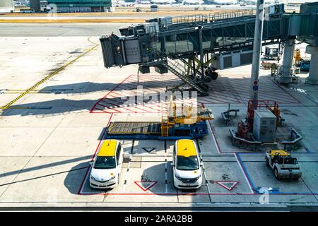 Lantau, Hongkong - 16. November 2019: Blick Auf den Flughafen auf der Landebahn Stockfoto