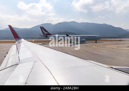 Lantau, Hongkong - 16. November 2019: Blick Auf den Flughafen auf der Landebahn Stockfoto