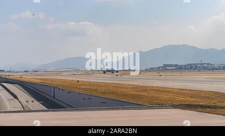 Lantau, Hongkong - 16. November 2019: Blick Auf den Flughafen auf der Landebahn Stockfoto