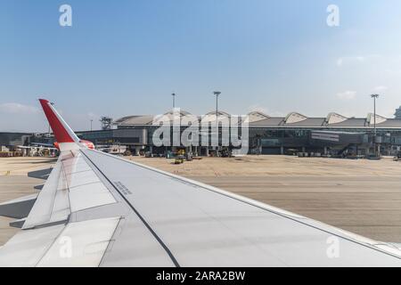 Lantau, Hongkong - 16. November 2019: Blick Auf den Flughafen auf der Landebahn Stockfoto