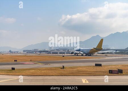 Lantau, Hongkong - 16. November 2019: Blick Auf den Flughafen auf der Landebahn Stockfoto