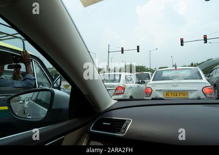 Autos im Verkehr mit rotem Signal, Delhi, Indien, Asien Stockfoto