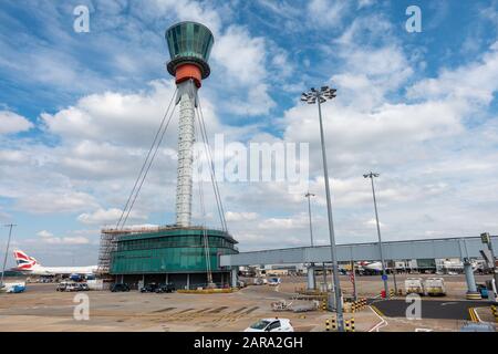 Tower und Gebäude der Flughafenkontrolle Stockfoto