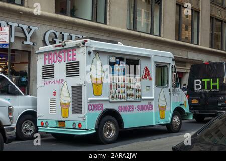 ICE-Truck auf der Straße in der Stadt Stockfoto
