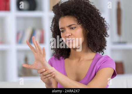 Frau, die an Schmerzen im Handgelenk leidet Stockfoto