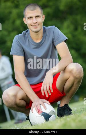 Ein Männerfußballer, der Fußball spielt Stockfoto