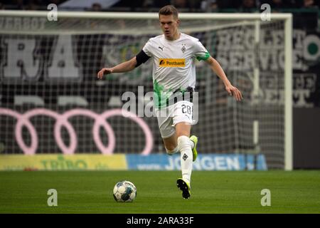 25. Januar 2020, Nordrhein-Westfalen, Mönchengladbach: Fußball: Bundesliga, Borussia Mönchengladbach - FSV Mainz 05, 19. Spieltag im Aussia-Park. Matthias Ginter aus Gladbach spielt den Ball Foto: Federico Gambarini / dpa - WICHTIGER HINWEIS: Gemäß den Vorschriften der DFL Deutsche Fußball Liga und des DFB Deutscher Fußball-Bund ist es untersagt, im Stadion und/oder aus dem fotografierten Spiel in Form von Sequenzbildern und/oder videoartigen Fotoserien auszunutzen oder auszunutzen. Stockfoto