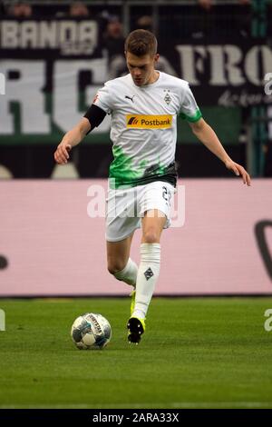 25. Januar 2020, Nordrhein-Westfalen, Mönchengladbach: Fußball: Bundesliga, Borussia Mönchengladbach - FSV Mainz 05, 19. Spieltag im Aussia-Park. Matthias Ginter aus Gladbach spielt den Ball Foto: Federico Gambarini / dpa - WICHTIGER HINWEIS: Gemäß den Vorschriften der DFL Deutsche Fußball Liga und des DFB Deutscher Fußball-Bund ist es untersagt, im Stadion und/oder aus dem fotografierten Spiel in Form von Sequenzbildern und/oder videoartigen Fotoserien auszunutzen oder auszunutzen. Stockfoto