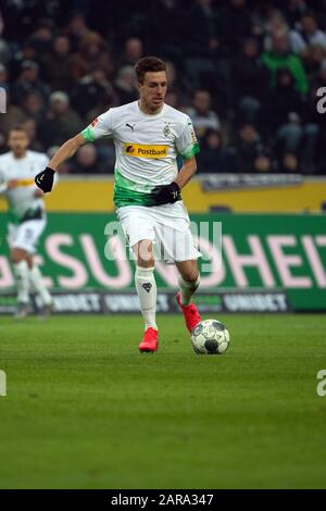 25. Januar 2020, Nordrhein-Westfalen, Mönchengladbach: Fußball: Bundesliga, Borussia Mönchengladbach - FSV Mainz 05, 19. Spieltag im Aussia-Park. Patrick Herrmann aus Gladbach spielt den Ball Foto: Federico Gambarini / dpa - WICHTIGER HINWEIS: Gemäß den Vorschriften der DFL Deutsche Fußball Liga und des DFB Deutscher Fußball-Bund ist es untersagt, im Stadion und/oder aus dem fotografierten Spiel in Form von Sequenzbildern und/oder videoartigen Fotoserien auszunutzen oder auszunutzen. Stockfoto