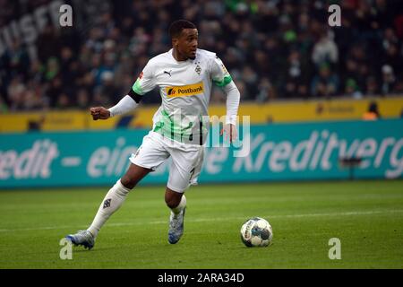 25. Januar 2020, Nordrhein-Westfalen, Mönchengladbach: Fußball: Bundesliga, Borussia Mönchengladbach - FSV Mainz 05, 19. Spieltag im Aussia-Park. Das Gladbacher Alassane-Plädoyer spielt den Ball Foto: Federico Gambarini / dpa - WICHTIGER HINWEIS: Gemäß den Vorschriften der DFL Deutsche Fußball Liga und des DFB Deutscher Fußball-Bund ist es untersagt, im Stadion und/oder aus dem fotografierten Spiel in Form von Sequenzbildern und/oder videoartigen Fotoserien auszunutzen oder auszunutzen. Stockfoto