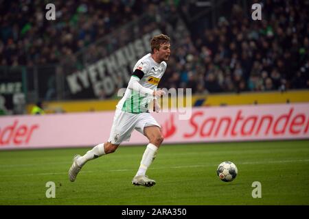 25. Januar 2020, Nordrhein-Westfalen, Mönchengladbach: Fußball: Bundesliga, Borussia Mönchengladbach - FSV Mainz 05, 19. Spieltag im Aussia-Park. Christoph Kramer aus Gladbach spielt den Ball Foto: Federico Gambarini / dpa - WICHTIGER HINWEIS: Gemäß den Vorschriften der DFL Deutsche Fußball Liga und des DFB Deutscher Fußball-Bund ist es untersagt, im Stadion und/oder aus dem fotografierten Spiel in Form von Sequenzbildern und/oder videoartigen Fotoserien auszunutzen oder auszunutzen. Stockfoto