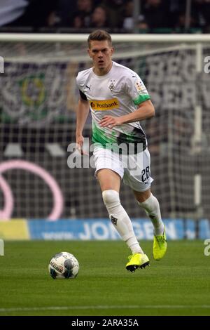 25. Januar 2020, Nordrhein-Westfalen, Mönchengladbach: Fußball: Bundesliga, Borussia Mönchengladbach - FSV Mainz 05, 19. Spieltag im Aussia-Park. Matthias Ginter aus Gladbach spielt den Ball Foto: Federico Gambarini / dpa - WICHTIGER HINWEIS: Gemäß den Vorschriften der DFL Deutsche Fußball Liga und des DFB Deutscher Fußball-Bund ist es untersagt, im Stadion und/oder aus dem fotografierten Spiel in Form von Sequenzbildern und/oder videoartigen Fotoserien auszunutzen oder auszunutzen. Stockfoto