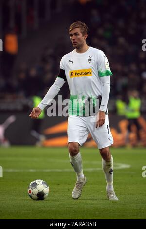 25. Januar 2020, Nordrhein-Westfalen, Mönchengladbach: Fußball: Bundesliga, Borussia Mönchengladbach - FSV Mainz 05, 19. Spieltag im Aussia-Park. Christoph Kramer aus Gladbach spielt den Ball Foto: Federico Gambarini / dpa - WICHTIGER HINWEIS: Gemäß den Vorschriften der DFL Deutsche Fußball Liga und des DFB Deutscher Fußball-Bund ist es untersagt, im Stadion und/oder aus dem fotografierten Spiel in Form von Sequenzbildern und/oder videoartigen Fotoserien auszunutzen oder auszunutzen. Stockfoto