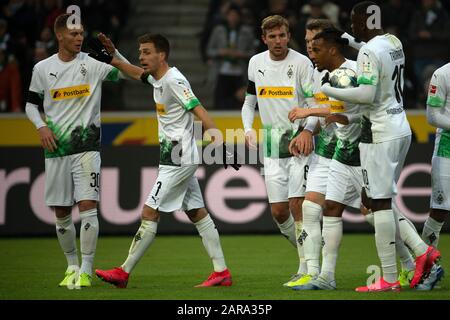 25. Januar 2020, Nordrhein-Westfalen, Mönchengladbach: Fußball: Bundesliga, Borussia Mönchengladbach - FSV Mainz 05, 19. Spieltag im Aussia-Park. Die Gladbacher feiern das 1:1. Foto: Federico Gambarini / dpa - WICHTIGER HINWEIS: Gemäß den Vorschriften der DFL Deutsche Fußball Liga und des DFB Deutscher Fußball-Bund ist es verboten, im Stadion und/oder aus dem fotografierten Spiel in Form von Sequenzbildern und/oder videoähnlichen Fotoserien auszunutzen oder auszunutzen. Stockfoto