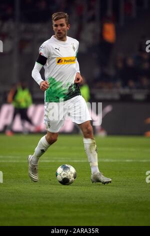 25. Januar 2020, Nordrhein-Westfalen, Mönchengladbach: Fußball: Bundesliga, Borussia Mönchengladbach - FSV Mainz 05, 19. Spieltag im Aussia-Park. Christoph Kramer aus Gladbach spielt den Ball Foto: Federico Gambarini / dpa - WICHTIGER HINWEIS: Gemäß den Vorschriften der DFL Deutsche Fußball Liga und des DFB Deutscher Fußball-Bund ist es untersagt, im Stadion und/oder aus dem fotografierten Spiel in Form von Sequenzbildern und/oder videoartigen Fotoserien auszunutzen oder auszunutzen. Stockfoto