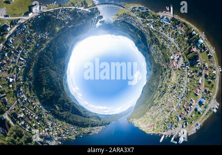 360 Grad Panoramablick auf die Antenne drone Ansicht von einer abstrakten Welt nach außen Planet Erde, mit der Natur und malerische Landschaften in der Nähe von einem Berg w Stockfoto