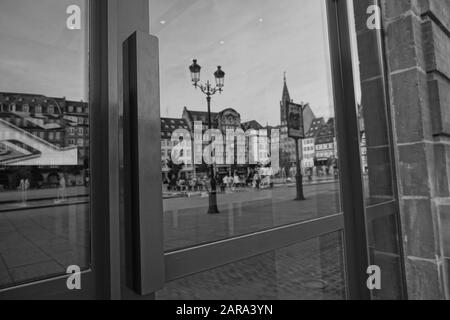 Straßenreflexion an Glastür, alte Lampe, Straßburg, Elsass, Frankreich, Europa Stockfoto