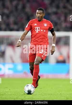 München, Deutschland. Januar 2020. Fußball: Bundesliga, Bayern München - FC Schalke 04, 19. Spieltag in der Allianz Arena. David Alaba von Bayern. Bayern gewinnt das Spiel 5:0. Credit: Tobias Hase / dpa - WICHTIGER HINWEIS: Gemäß den Vorschriften der DFL Deutsche Fußball Liga und des DFB Deutscher Fußball-Bund ist es untersagt, im Stadion und/oder aus dem fotografierten Spiel in Form von Sequenzbildern und/oder videoähnlichen Fotoserien auszunutzen oder auszunutzen./dpa/Alamy Live News Stockfoto