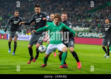 KEIN VERKAUF IN JAPAN! Yuya OSAKO, withte, Werder Bremen, Benjamin Huebner, links, andd Pavel KADERABEK, beide TSG 1899 Hoffenheim, im Kampf um den Ball, Action, Fußball 1. Bundesliga, 19. Spieltag, Werder Bremen (HB) - TSG 1899 Hoffenheim (1899) 0:3, am 26. Januar 2020 in Bremen/Deutschland. ¬ Nutzung weltweit Stockfoto