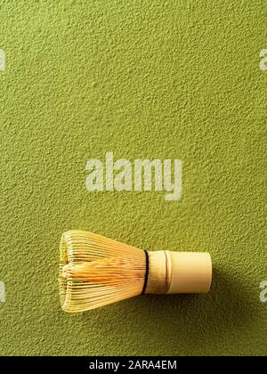 Grün gepulverter Tee Matcha-Hintergrund und Bambus schlagen Chasen. Platz für Text oder Design kopieren. Vertikal Stockfoto
