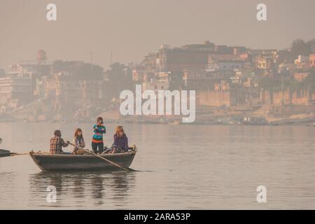 Touristen auf dem Boot am Morgen, Ganges Fluss, auch Ganga Fluss, Varanasi auch Benares, Banaras, Uttar Pradesh, Indien, Südasien, Asien Stockfoto