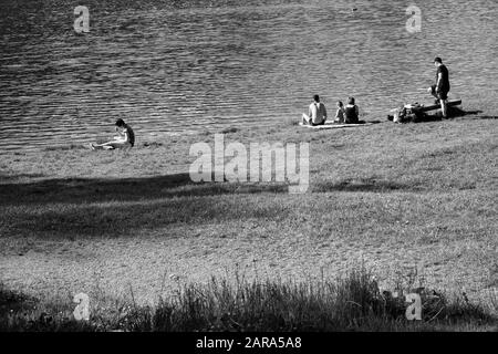 Familienpicknick in der Nähe von See, Storkensohn, Haut Rhin, Grand EST, Frankreich, Europa Stockfoto