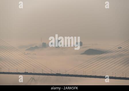 Tageslichtblick in der Stadt. Nebel über der Stadt. Stockfoto