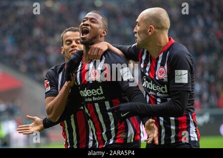 Timothy CHANDLER (links, F), Torjäger Almamy TOURE (F) und Bas DOST (F) jubeln über das Tor zum 1: 0 für Eintracht Frankfurt, Jubel, Jubel, Jubel, Jubel, Freude, Jubel, Jubel, Feiern, Torjubel, Halbfigur, Halbfigur, Fußball 1. Bundesliga, 19. Spieltag, Eintracht Frankfurt (F) - RB Leipzig (L), am 25. Januar 2020 in Frankfurt/Deutschland. ¬ Nutzung weltweit Stockfoto