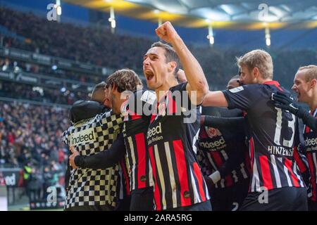 Dominik KOHR (mi., F) und seine Mannschaftskameraden jubeln über das Tor zum 2:0 für Eintracht Frankfurt, Jubel, Jubel, Freude, Jubel, Jubel, Feiern, Torjubel, Halbfigur, Jubilationtraube, Fußball 1. Bundesliga, 19. Spieltag, Eintracht Frankfurt (F) - RB Leipzig (L) 2:0, am 25. Januar 2020 in Frankfurt/Deutschland. ¬ Nutzung weltweit Stockfoto