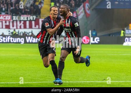 Timothy CHANDLER (links, F) und Torschütze Almamy TOURE (F) jubeln über das Tor zum 1:0 für Eintracht Frankfurt, Jubel, Jubel, Jubel, Jubel, Freude, Jubel, Feiern, Torjubel, ganze Figur, Fußball 1. Bundesliga, 19. Spieltag, Eintracht Frankfurt (F) - RB Leipzig (L), am 25. Januar 2020 in Frankfurt/Deutschland. ¬ Nutzung weltweit Stockfoto