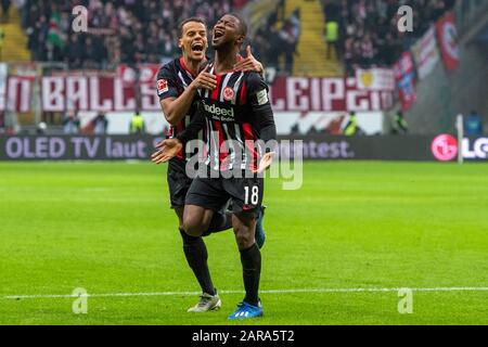 Timothy CHANDLER (links, F) und Torschütze Almamy TOURE (F) jubeln über das Tor zum 1:0 für Eintracht Frankfurt, Jubel, Jubel, Jubel, Jubel, Freude, Jubel, Feiern, Torjubel, ganze Figur, Fußball 1. Bundesliga, 19. Spieltag, Eintracht Frankfurt (F) - RB Leipzig (L), am 25. Januar 2020 in Frankfurt/Deutschland. ¬ Nutzung weltweit Stockfoto