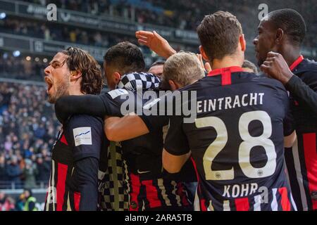 Goncalo PACIENCIA (links, F) und seine Mannschaftskameraden jubeln über das Tor zum 2: 0 für Eintracht Frankfurt, Jubel, Jubel, Jubel, Freude, Jubel, Jubel, Jubel, Torjubel, Halbfigur, Jubilationtraube, Fußball 1. Bundesliga, 19. Spieltag, Eintracht Frankfurt (F) - RB Leipzig (L) 2:0, am 25. Januar 2020 in Frankfurt/Deutschland. ¬ Nutzung weltweit Stockfoto