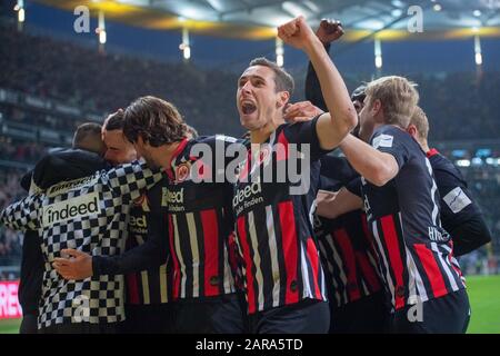 Dominik KOHR (mi., F) und seine Mannschaftskameraden jubeln über das Tor zum 2:0 für Eintracht Frankfurt, Jubel, Jubel, Freude, Jubel, Jubel, Feiern, Torjubel, Halbfigur, Jubilationtraube, Fußball 1. Bundesliga, 19. Spieltag, Eintracht Frankfurt (F) - RB Leipzig (L) 2:0, am 25. Januar 2020 in Frankfurt/Deutschland. ¬ Nutzung weltweit Stockfoto