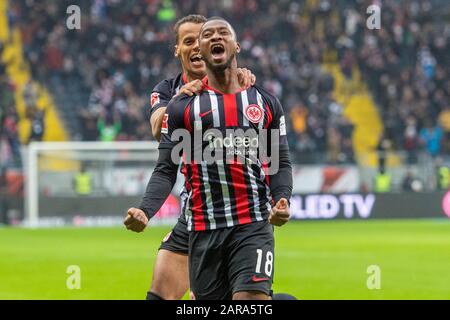 Timothy CHANDLER (links, F) und Torjäger Almamy TOURE (F) jubeln über das Tor zum 1:0 für Eintracht Frankfurt, Jubel, Jubel, Jubel, Jubel, Freude, Jubel, Jubel, Feiern, Torjubel, Halbfigur, Fußball 1. Bundesliga, 19. Spieltag, Eintracht Frankfurt (F) - RB Leipzig (L), am 25. Januar 2020 in Frankfurt/Deutschland. ¬ Nutzung weltweit Stockfoto