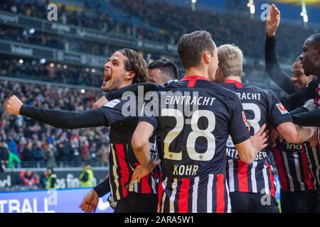 Goncalo PACIENCIA (links, F) und seine Mannschaftskameraden jubeln über das Tor zum 2: 0 für Eintracht Frankfurt, Jubel, Jubel, Jubel, Freude, Jubel, Jubel, Jubel, Torjubel, Halbfigur, Jubilationtraube, Fußball 1. Bundesliga, 19. Spieltag, Eintracht Frankfurt (F) - RB Leipzig (L) 2:0, am 25. Januar 2020 in Frankfurt/Deutschland. ¬ Nutzung weltweit Stockfoto