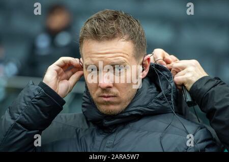 Julian Nagelsmann (Trainer, L), Halblage-Porträt, Fußball 1.Bundesliga, 19. Spieltag, Eintracht Frankfurt (F) - RB Leipzig (L), am 25. Januar 2020 in Frankfurt/Deutschland. ¬ Nutzung weltweit Stockfoto