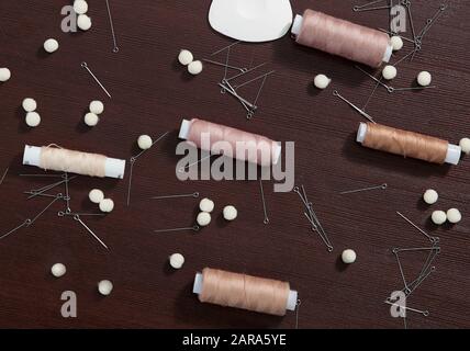 Gruppe von Nähobjekten, die flach auf einem schwarzen Schwarzen Brett liegen. Horizontaler Hintergrund für Werbung oder Verpackung. Stockfoto