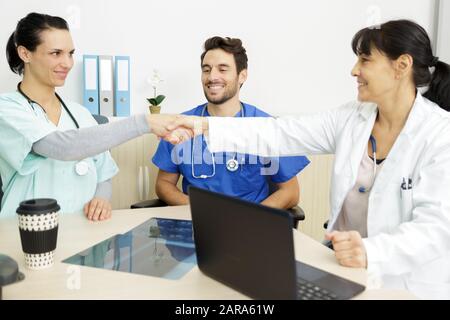 Schließen eines Arzthandshakes Stockfoto